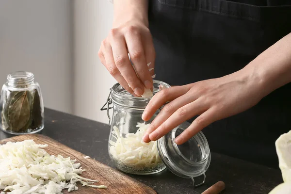 Kvinna Förbereder Välsmakande Surkål Vid Köksbordet Närbild — Stockfoto