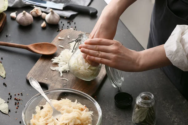 Mulher Preparando Saboroso Chucrute Mesa Cozinha Close — Fotografia de Stock