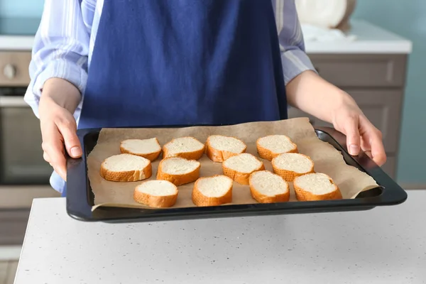 Dámský Kuchař Drží Pečení List Plátky Čerstvého Chleba Kuchyni Detailní — Stock fotografie