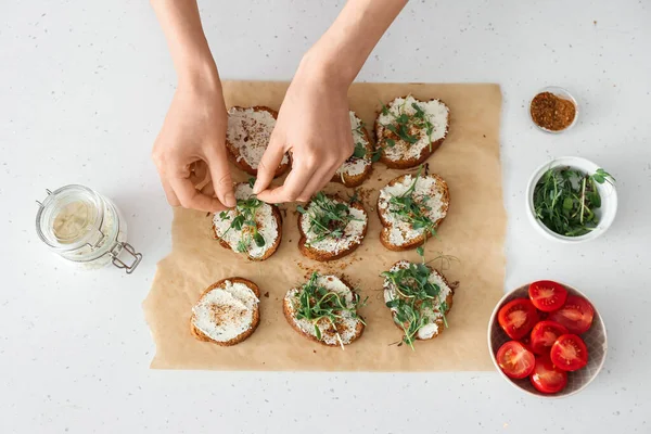 Female Chef Adding Greens Toasts Light Background Closeup — Stock Photo, Image