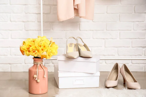 Bouquet Belles Fleurs Narcisse Chaussures Féminines Sur Sol Dans Chambre — Photo