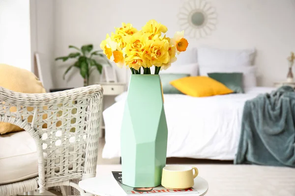 美しいナルシシズムの花の花束でベッドルーム — ストック写真