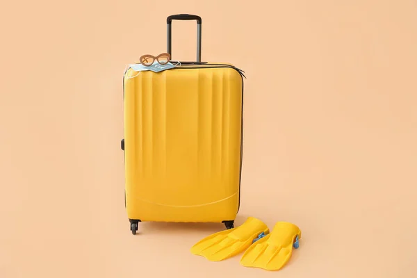 Verpakt Koffer Met Immuun Paspoort Medische Maskers Strand Accessoires Kleur — Stockfoto