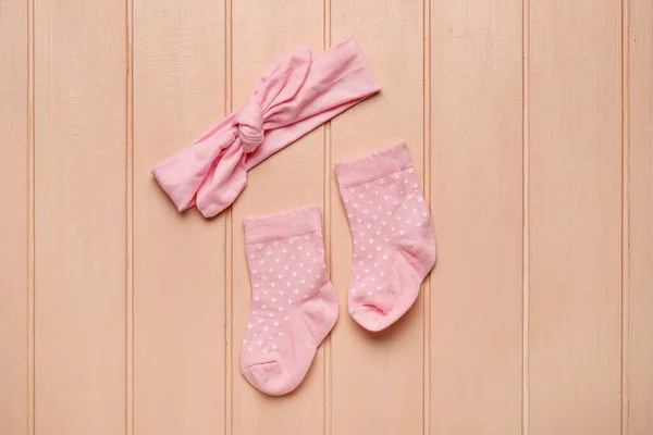 Дитячі Шкарпетки Пов Язка Кольоровому Дерев Яному Фоні — стокове фото