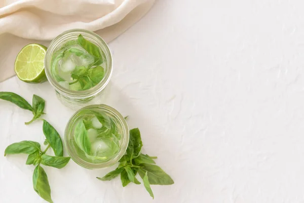 Bicchieri Limonata Con Basilico Fondo Chiaro — Foto Stock