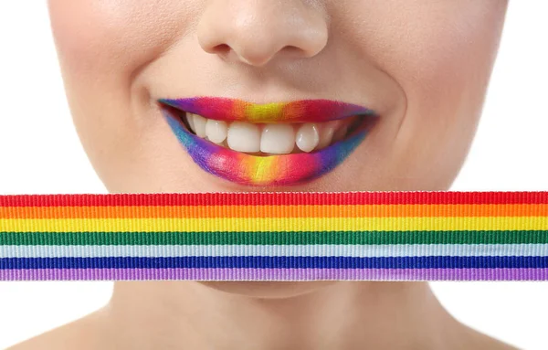 白い背景に虹の唇とLgbtのストリップを持つ美しい若い女性 クローズアップ — ストック写真