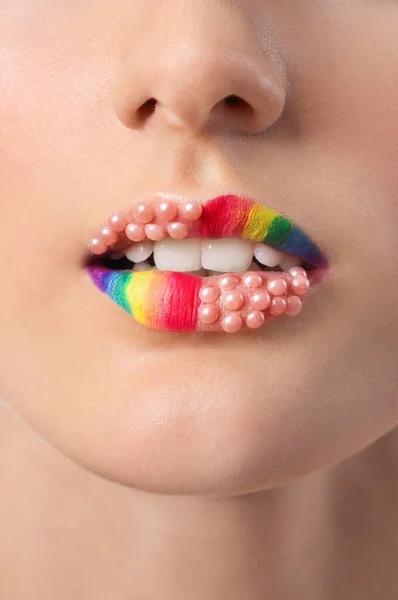 美丽的年轻女子 有彩虹般的嘴唇 — 图库照片
