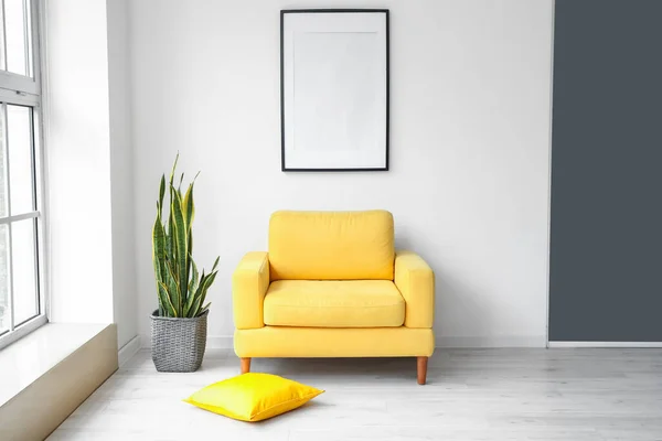 Interieur Van Moderne Stijlvolle Kamer Met Fauteuil Blanco Fotolijstje — Stockfoto