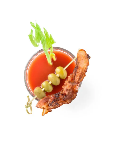 Glas Bloody Mary Cocktail Versierd Met Spek Olijven Witte Achtergrond — Stockfoto