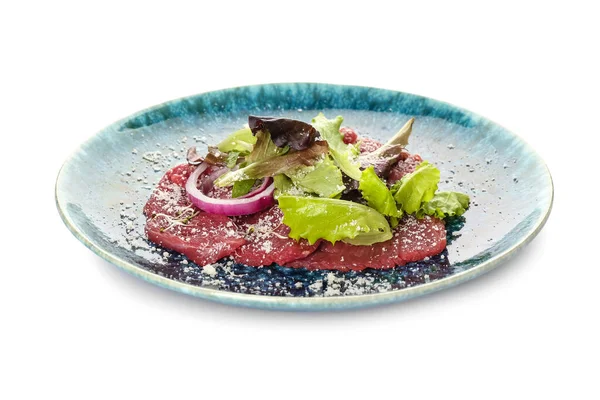 Assiette Avec Savoureux Carpaccio Veau Sur Fond Blanc — Photo