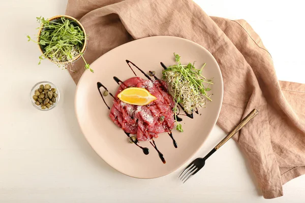 Bord Met Lekkere Kalfsvleescarpaccio Kappertjes Verse Spruitjes Lichte Ondergrond — Stockfoto