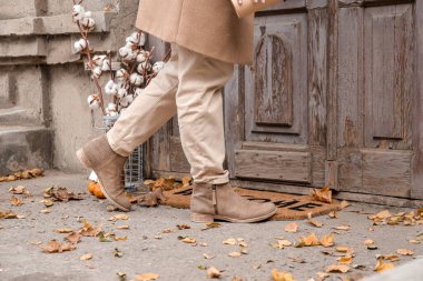Sonbahar günü evin girişinde bir kadın.