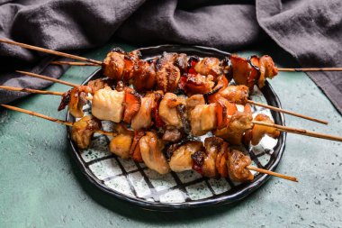 Masada lezzetli tavuk kebabı tabağı.