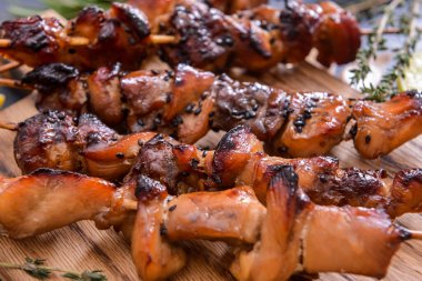 Masada lezzetli tavuk kebabı olan bir pansiyon.