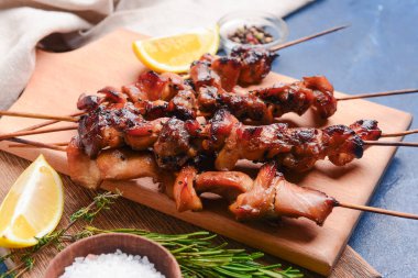 Renkli arkaplanda lezzetli tavuk kebabı olan tahta