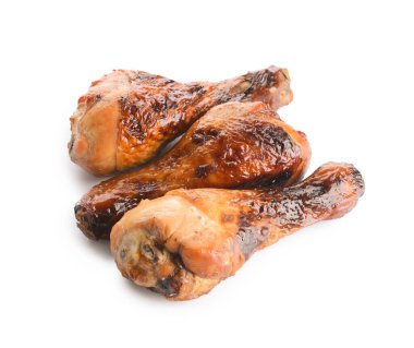 Beyaz arka planda kızarmış tavuk bacağı.