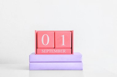 1 Eylül tarihli küp takvimi ve hafif arkaplan kitapları