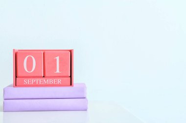 1 Eylül tarihli küp takvimi ve hafif arkaplan kitapları