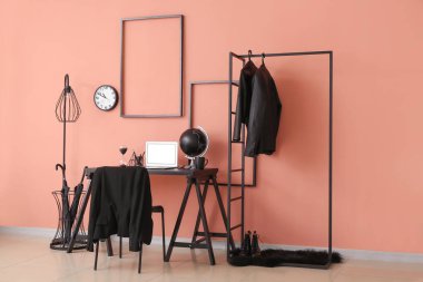 Modern işyerine sahip şık bir oda.