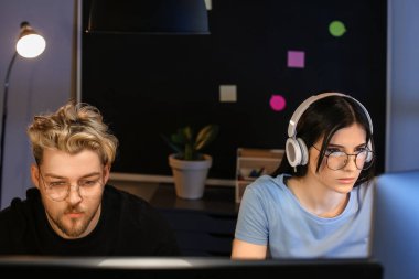 Geceleri ofiste çalışan genç programcılar