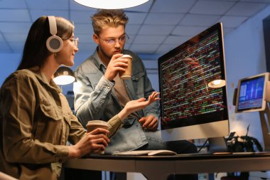 Geceleri ofiste çalışan genç programcılar