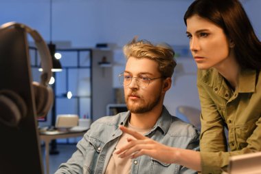 Geceleri bilgisayarla çalışan genç programcılar