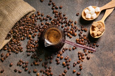 Sıcak Türk kahvesi ve grunge fonda fasulye.