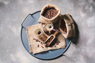 Sıcak Türk kahvesi ve arkaplanda fasulye kompozisyonu