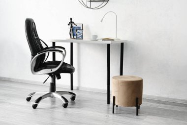 Modern işyerine sahip şık bir oda.