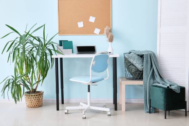 Modern işyerine sahip şık bir oda.