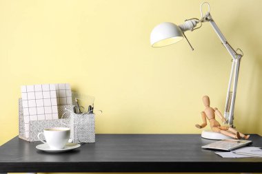 Renk duvarına lamba yakın modern işyeri