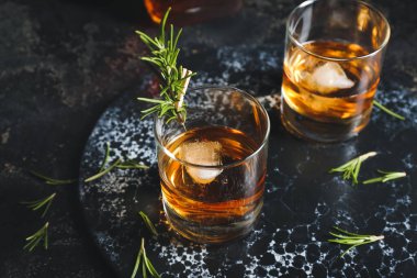 Karanlık arka planda soğuk viski bardakları