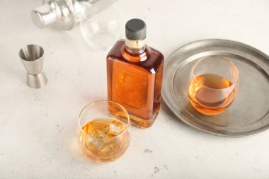 Hafif arka planda şişe ve bir bardak soğuk viski.