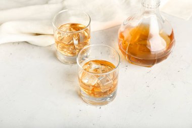 Hafif arka planda sürahi ve soğuk viski bardakları