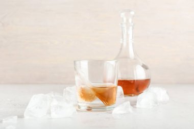 Hafif arka planda bir sürahi soğuk viski.