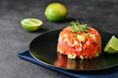 Lezzetli tartar salatası ve koyu arka planda limon tabağı, yakın plan.