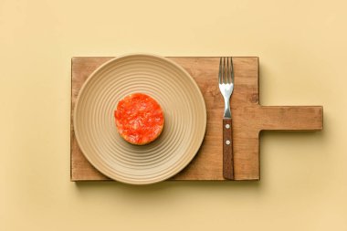 Renkli arkaplanda lezzetli tartar salatası tabağı