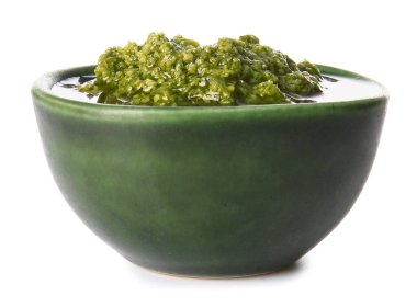 Beyaz arka planda taze pesto soslu kase.