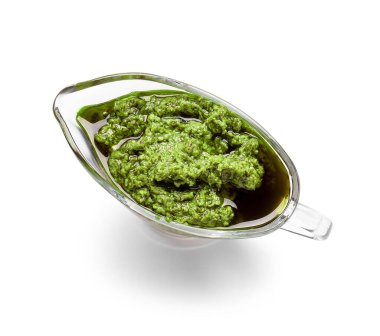 Beyaz arka planda taze pesto soslu et suyu teknesi