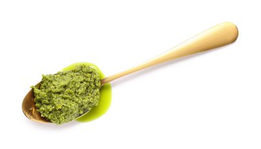 Beyaz arka planda taze pesto soslu kaşık.