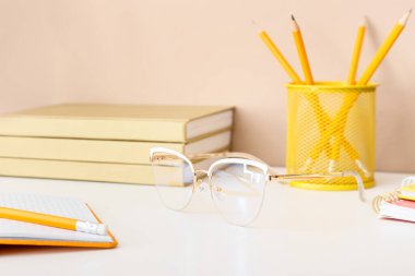 Masada şık gözlükler, yakın plan.