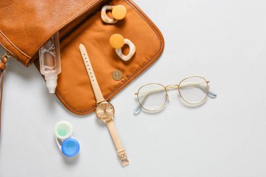 Beyaz arka planda gözlüklü ve kadın aksesuarlı kompozisyon