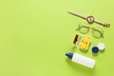 Renk arkaplanında gözlüklü ve kontak lensli kompozisyon