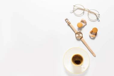 Gözlüklü kompozisyon ve beyaz arka planda bir fincan kahve.
