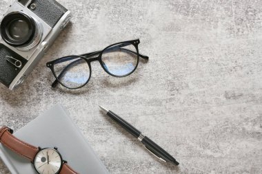 Grunge arka planında gözlük ve kalemle kompozisyon