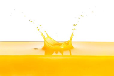 Beyaz arka planda taze portakal suyu damlası