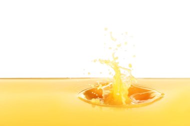 Beyaz arka planda taze portakal suyu damlası