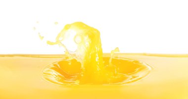 Beyaz arka planda taze portakal suyu damlası