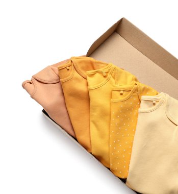 Beyaz arka planda bebek kıyafetleri olan bir kutu