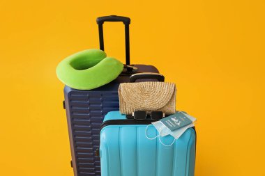 Bağışıklık pasaport, tıbbi maskeler ve seyahat aksesuarlarıyla dolu bavullar.